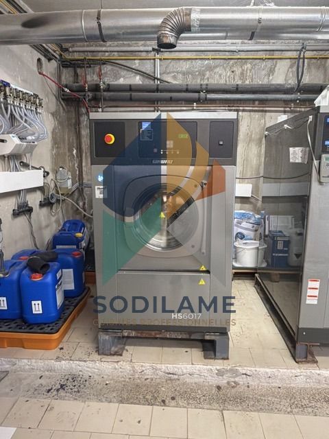 Laveuse-essoreuse professionnelle installée en buanderie de sous-sol par SODILAME